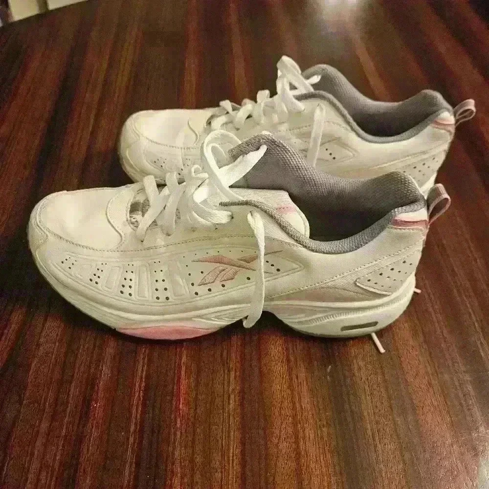 Reebok White Leather Sneakers with Pink Trim Size 10. EUC